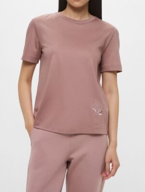 Pelēkrozā T-krekls ar zieda un logo izšuvumiem