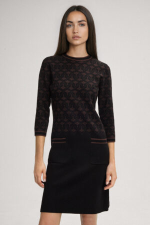 Adīta kleita ar grafisku rudzupuķu rakstu