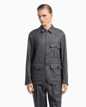 Universāla kreklveida jaka ar uzšūtām kabatām