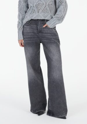 Plati džinsi ar augstu jostasvietu un logo detaļām