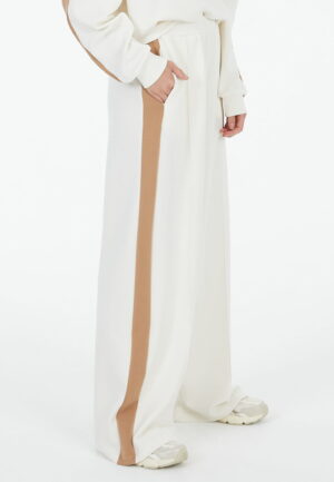 Krēmbaltas sportiskā stila bikses ar svītras akcentu