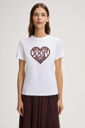 T-krekls ar sirdsveida logo dizainu