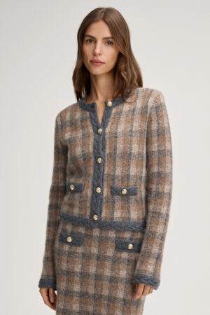 Adīta jaka ar dekoratīvu pīņu apdari