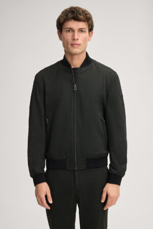 Universāla jaka ar elastīgu apdari