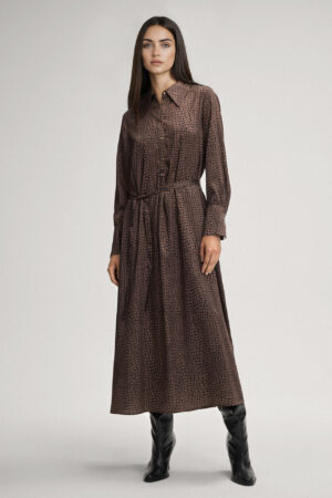 Satīna kleita ar dekoratīvu rakstu