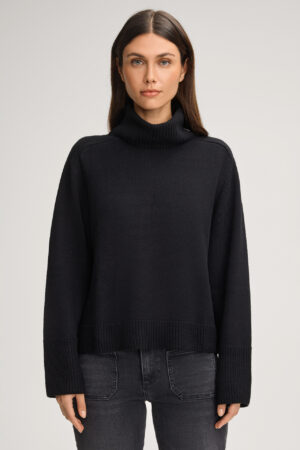 Adīts džemperis ar zīmola akcentiem