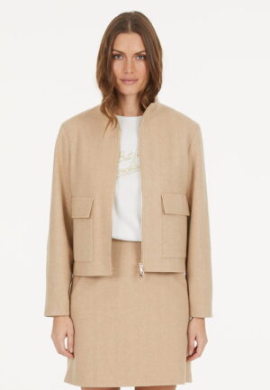 Jaka ar rāvējslēdzēja aizdari un uzšūtām kabatām