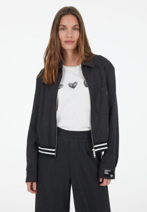 Jaka ar rāvējslēdzēju un svītru akcentu apakšmalā