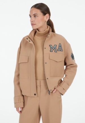 Virsjaka ar mirdzošu emblēmu akcentiem