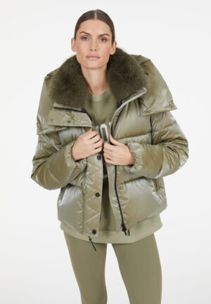 Polsterēta virsjaka ar noņemamu apkakli un kapuci