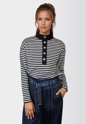 Svītrains tops ar augstu pogājamu apkakli