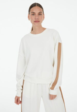 Krēmbalts sportiskā stila džemperis ar svītru akcentu