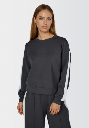 Zili melns sportiskā stila džemperis ar svītru akcentu