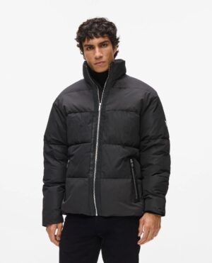 Kontrastējošu tekstūru virsjaka ar augstu apkakli