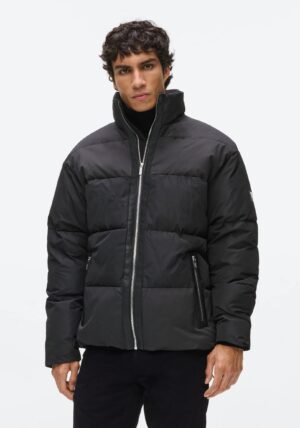 Kontrastējošu tekstūru virsjaka ar augstu apkakli