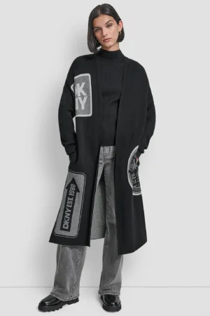 Melna jaka ar lielformāta emblēmu akcentiem