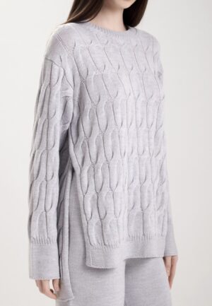 Gaiši pelēks jaunvilnas džemperis ar šķēlumiem