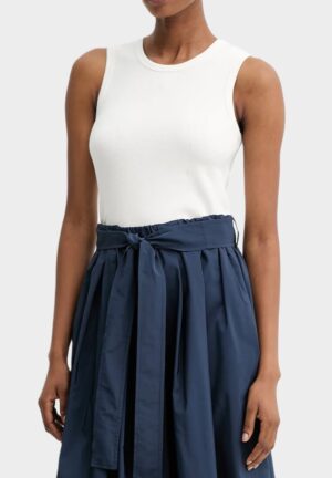 Balts tops ar logo emblēmu mugurpusē