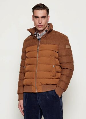 Divu tekstūru virsjaka ar horizontālu stepējumu