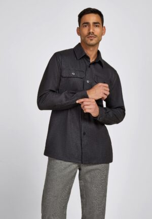 Virskrekls ar uzšūtām krūšu kabatām