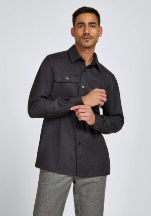 Virskrekls ar uzšūtām krūšu kabatām