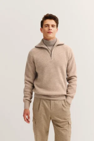 Bēšs rievota adījuma džemperis ar rāvējslēdzēju