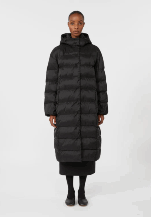 Melns mētelis ar noņemamu kapuci un šķēlumu