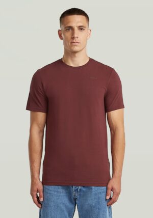 Tumši sarkans T-krekls ar logo akcentu