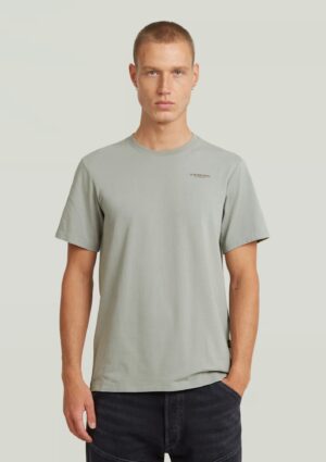 Pelēks T-krekls ar smalku logo akcentu