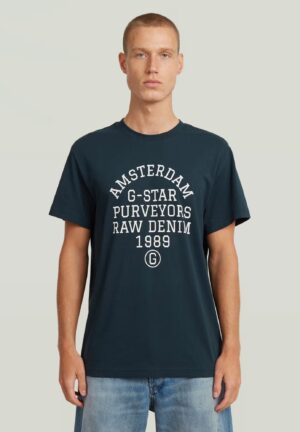 Organiskās kokvilnas T-krekls ar grafisku uzrakstu