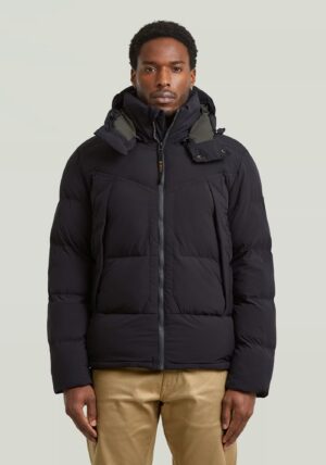 Īsa polsterētā virsjaka ar noņemamu kapuci