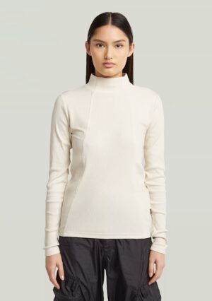 Tops ar piltuvveida apkakli un A silueta nošuvēm