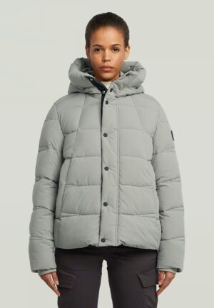 Īsa sieviešu virsjaka ar dekoratīvu stepējumu