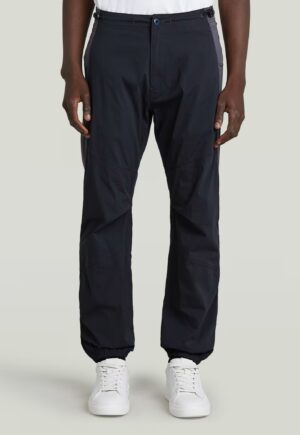 Treniņu stila bikses ar joslas akcentu sānos