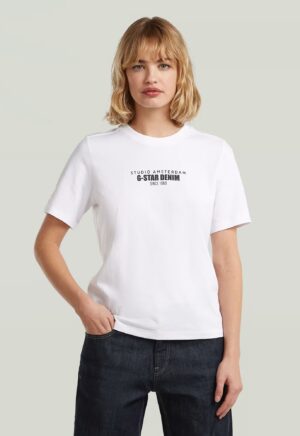 Organiskās kokvilnas T-krekls ar kontrastējošu uzrakstu