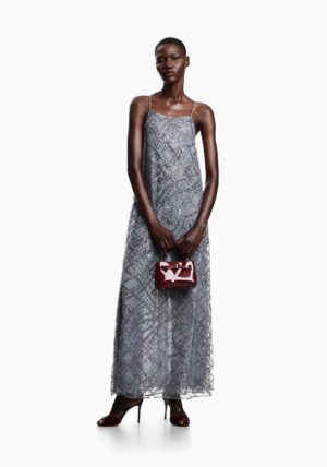 Mirdzoša kleita ar tilla pārklājumu un izšuvumiem