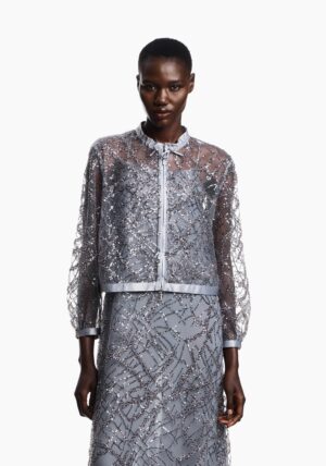 Tilla jaciņa ar mirdzošiem izšuvumiem