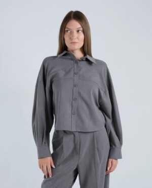 Brīva piegriezuma krekls ar kuplām piedurknēm