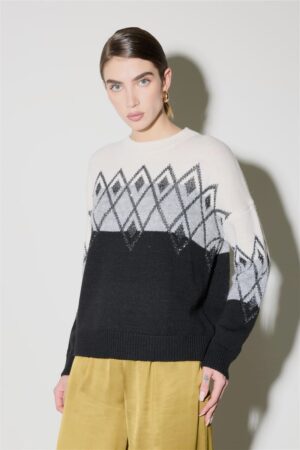 Džemperis ar rombu rakstu un fliteriem