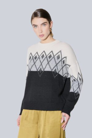 Džemperis ar rombu rakstu un fliteru izšuvumiem