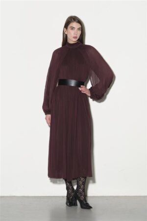 Plisēta seviešu kleita ar atsevišķu jostu