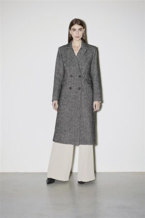 Mētelis ar skujiņas rakstu un dubultu aizdari