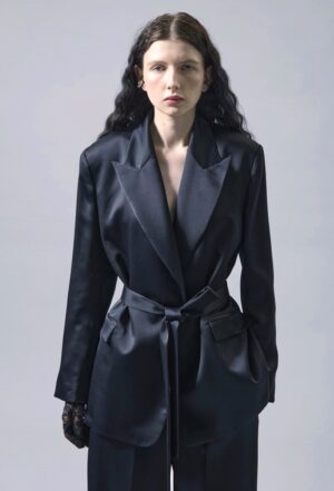 Melna atlasa žakete ar sasienamu jostu