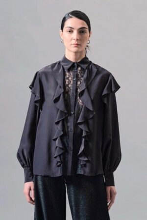 Blūze ar volāniem un mežģīnēm