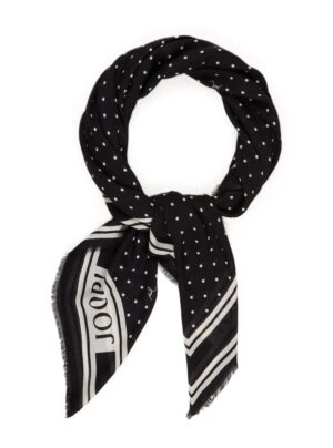 Melns lakats ar kontrastējošu punktu rakstu