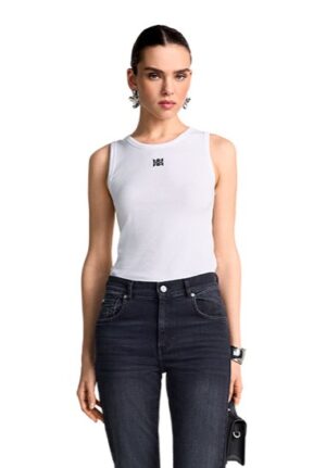 Balts tops ar zīmola logotipa izšuvumu