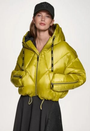 Polsterēta virsjaka ar kapuci un savelkamu apakšmalu