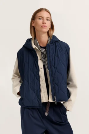 Stepēta veste ar kapuci un sānu šķēlumiem