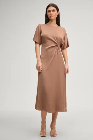 Satīna kleita ar drapējuma akcentu