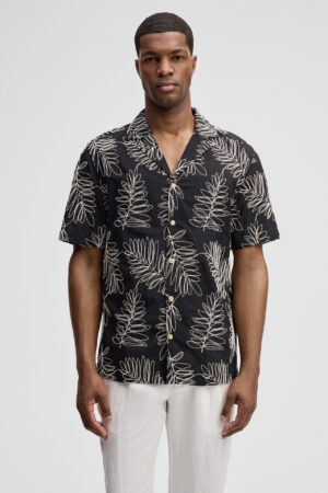 Krekls ar kontrastējošu izšuvumu rakstu